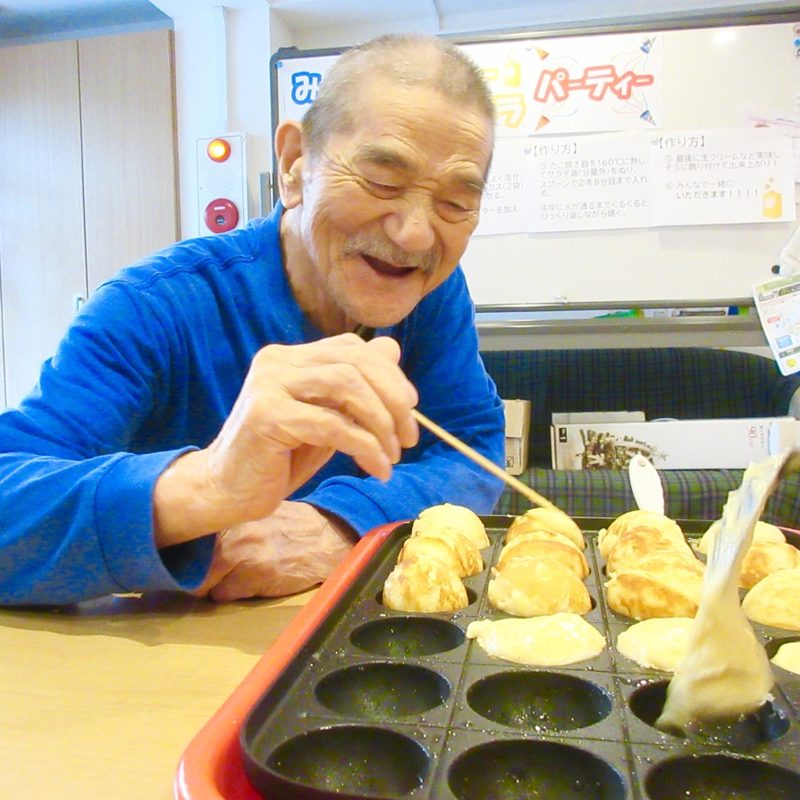 デイサービスふぁみりぃでのたこ焼きづくり