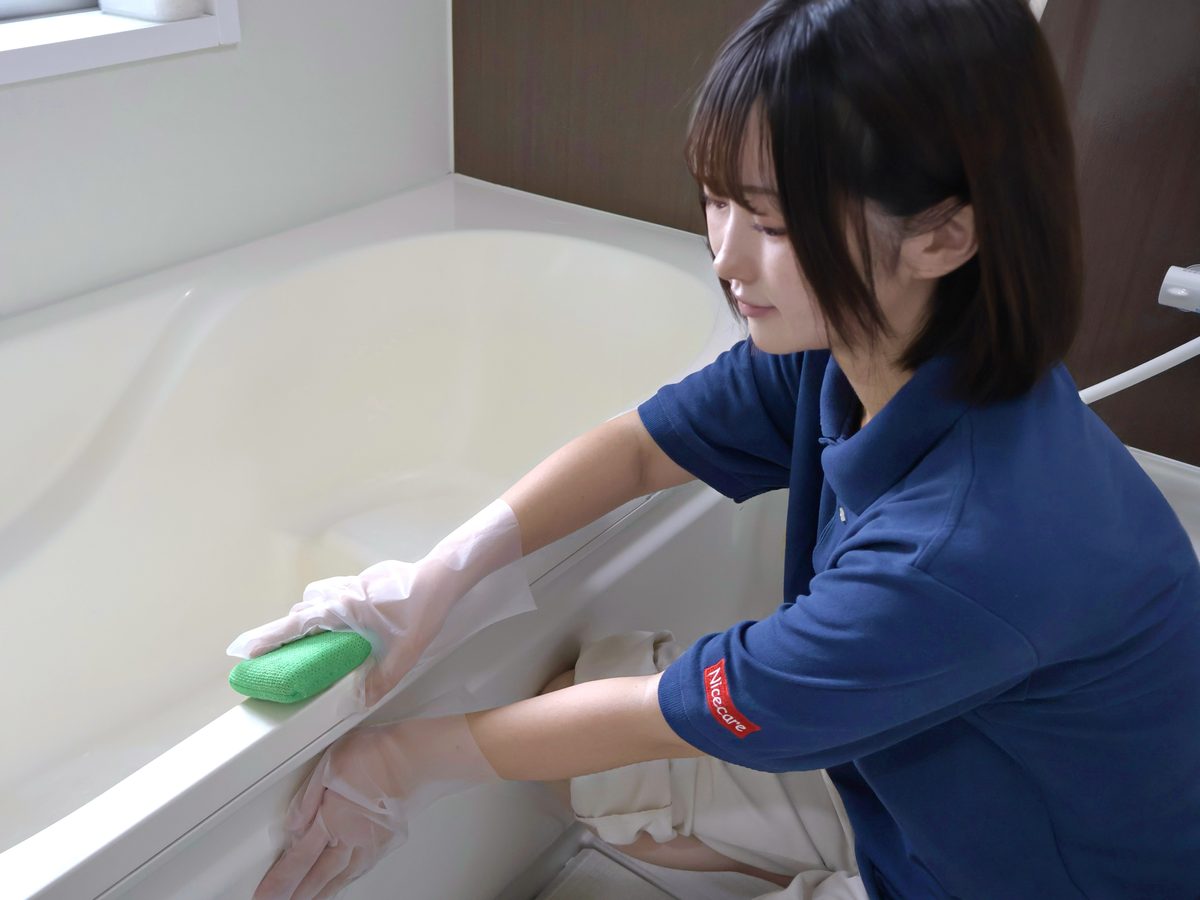 浴室の掃除を支援するヘルパー