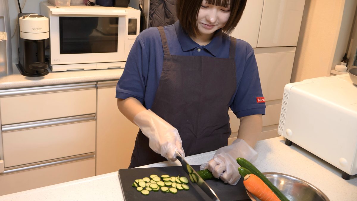 ご自宅の台所で調理を支援するヘルパー