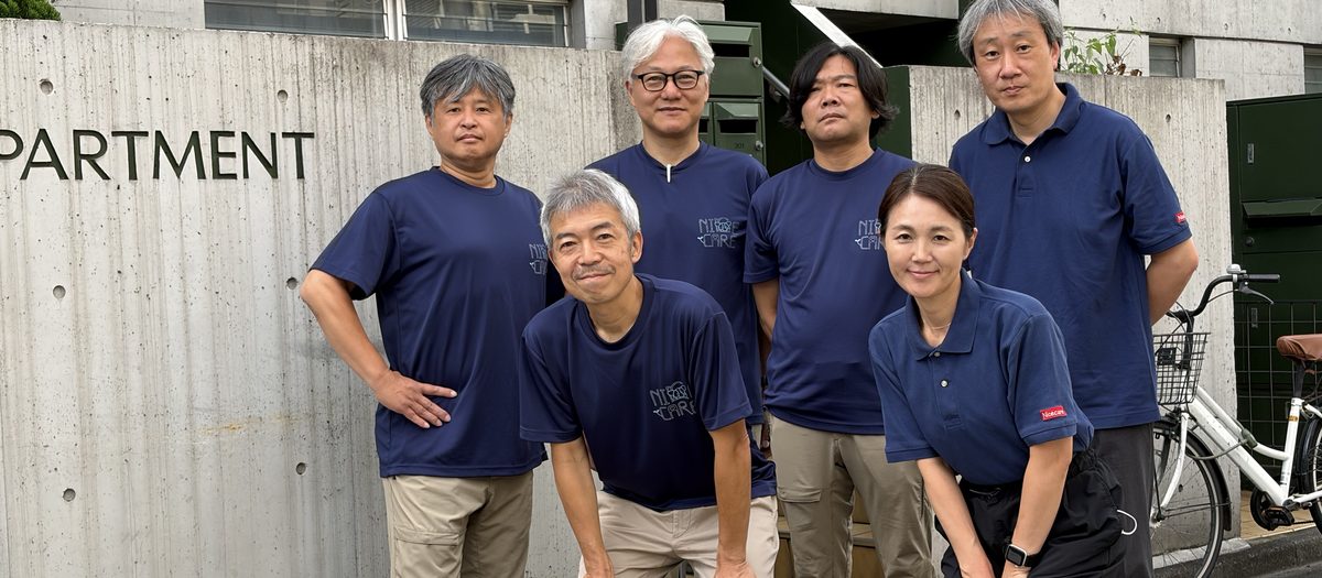 高田馬場の事業所の前に並ぶ居宅介護支援のスタッフ